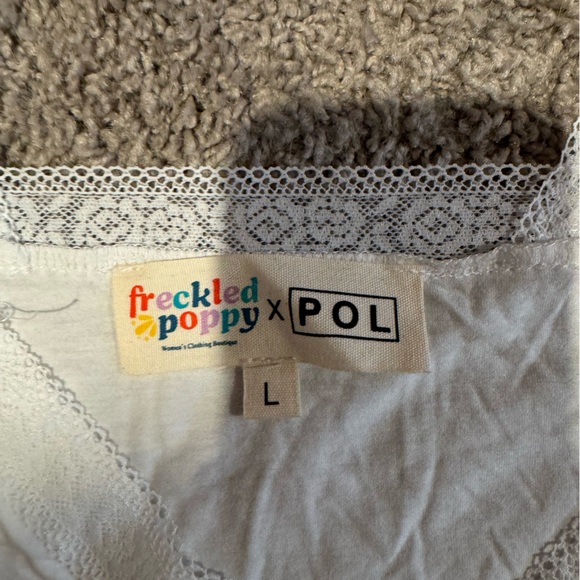 POL White Short Sleeve V Neck Top with Lace Detail NWOT size Large - Picture 4 of 5